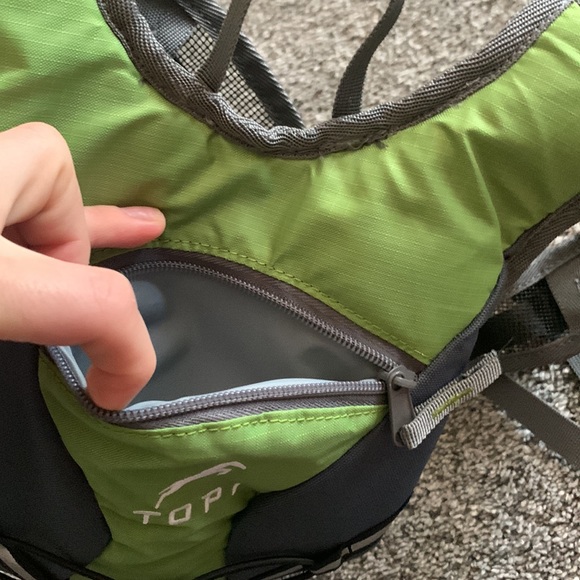 Topi Hydration Pack Green Backpack Polyester 2L - Picture 2 of 4